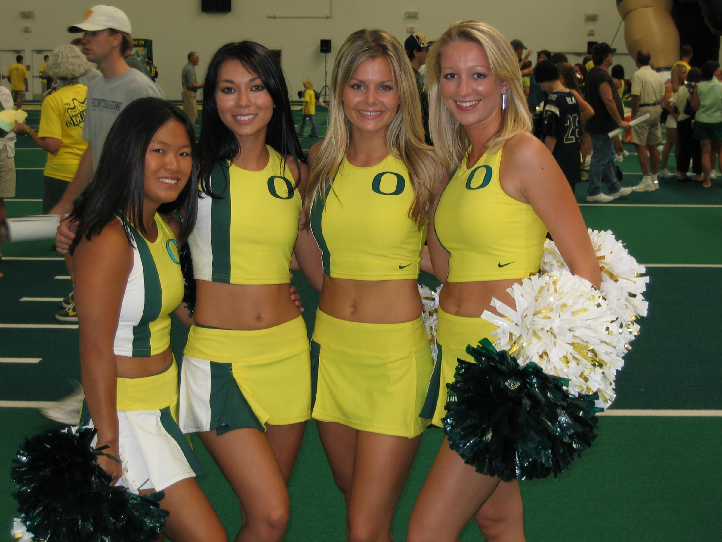 University of Oregon 2005 Cheerleaders - UOr05_01.